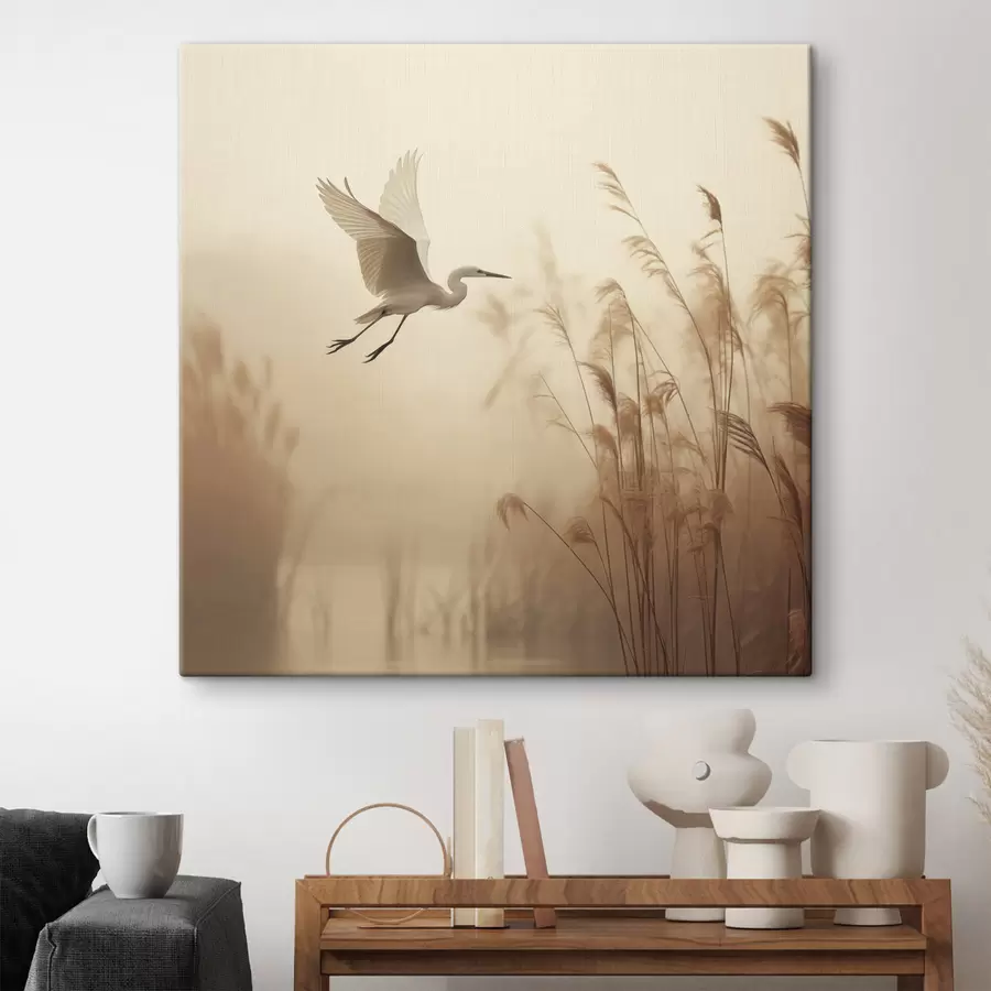 Tableau Une aigrette blanche survole un lac, entourée de hauts roseaux et d'arbres en arrière-plan s48390