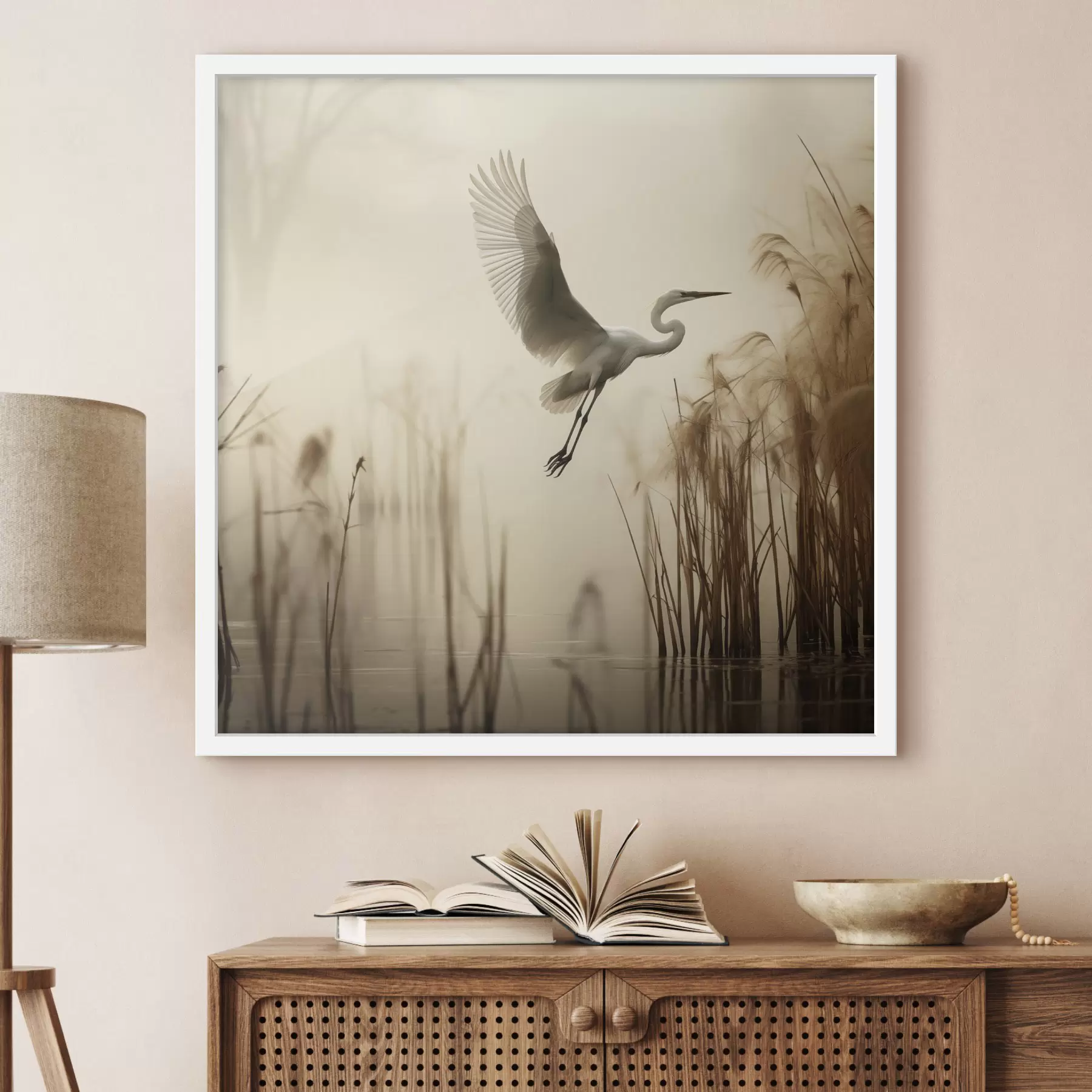 Papier peint Une aigrette blanche survole un lac, entourée de hauts roseaux et d'arbres en arrière-plan f48389