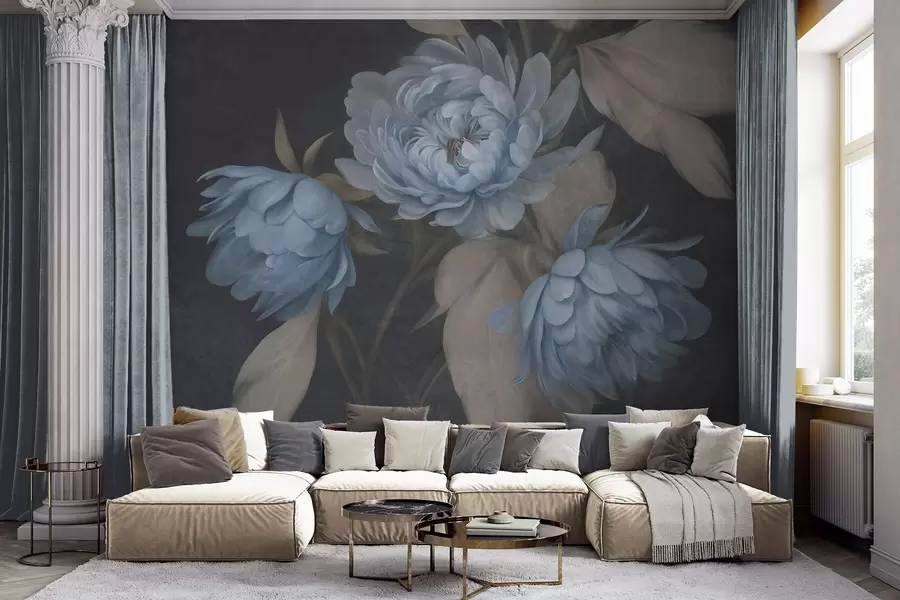 Papier peint Des fleurs de pivoine bleu clair texturées, accompagnées de feuilles beiges, sur un fond sombre w09751