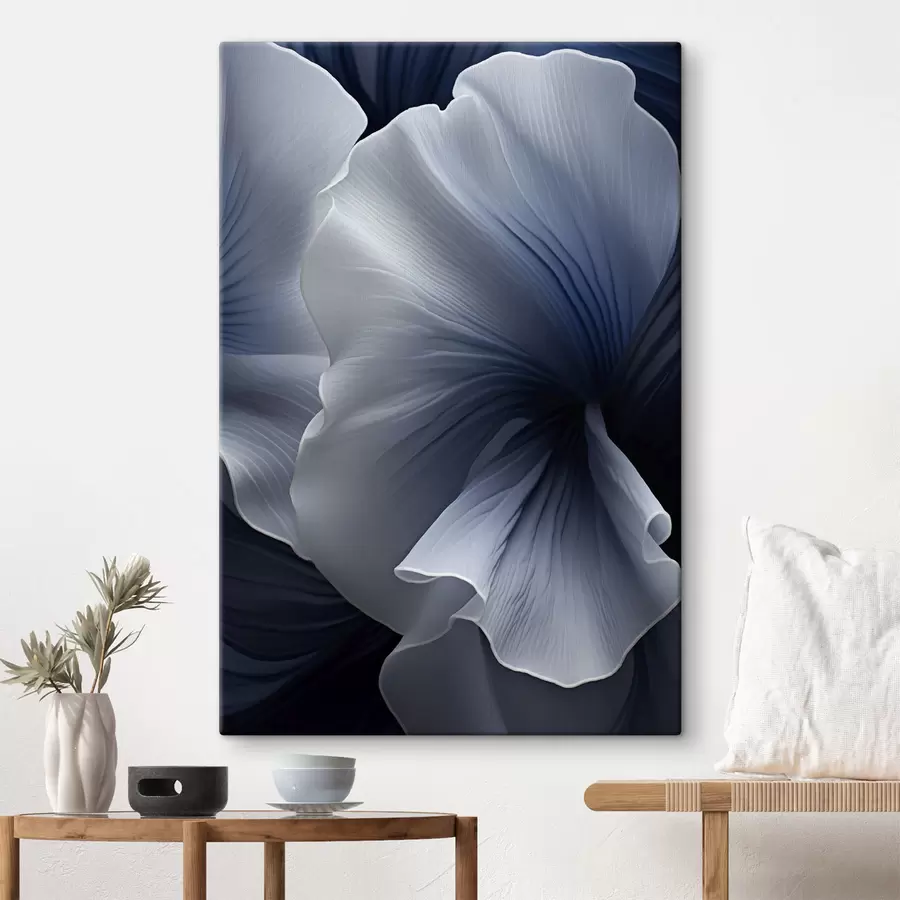 Tableau Pétales de fleurs abstraites bleues et blanches sur fond sombre s48731
