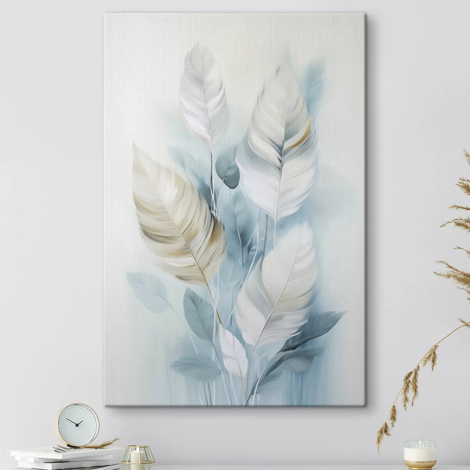 Tableau De grandes plumes douces dans des tons de bleu et de blanc, ornées de délicates feuilles beiges s48750