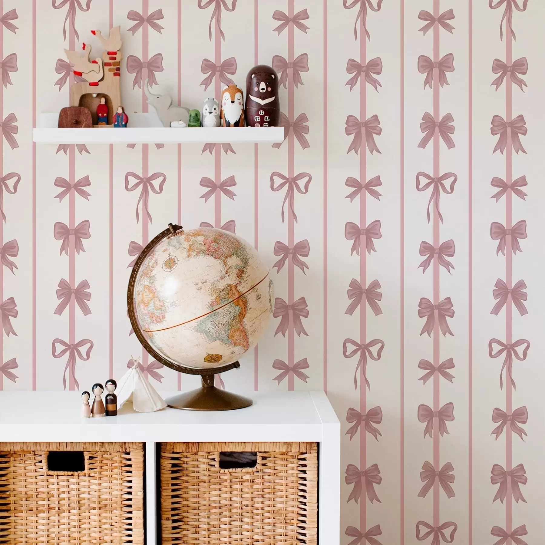 Papier peint Des nœuds roses sur fond clair, disposés en rayures verticales a01075