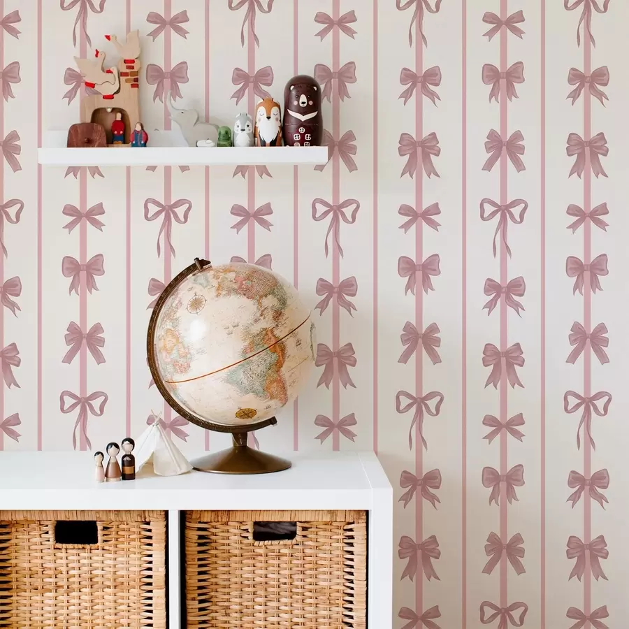 Papier peint Des nœuds roses sur fond clair, disposés en rayures verticales a01075