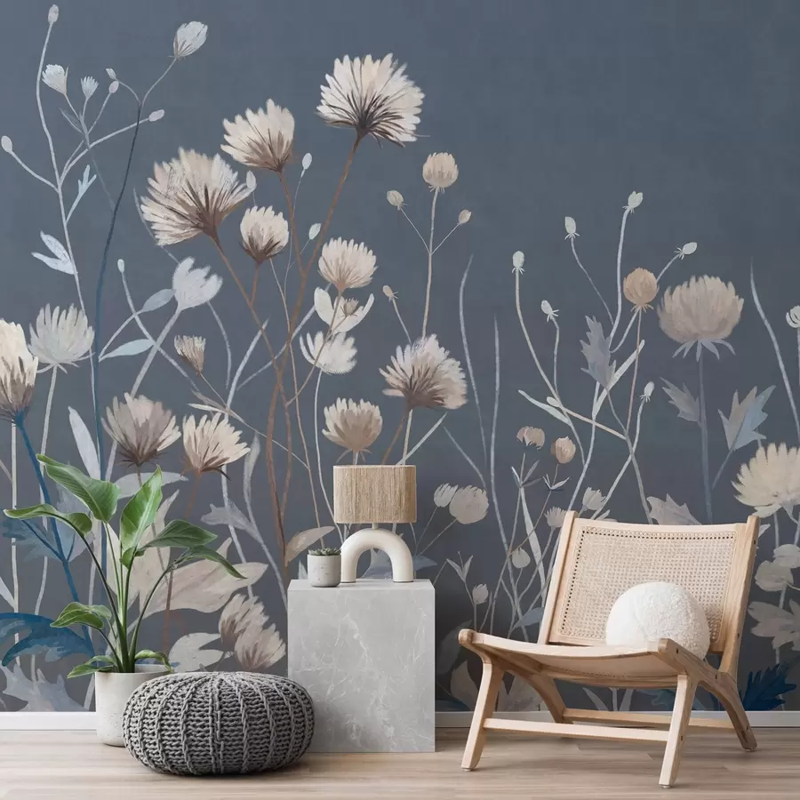 Papier peint Des fleurs sauvages et des herbes représentées dans un style pictural sur un fond bleu foncé w05563v1