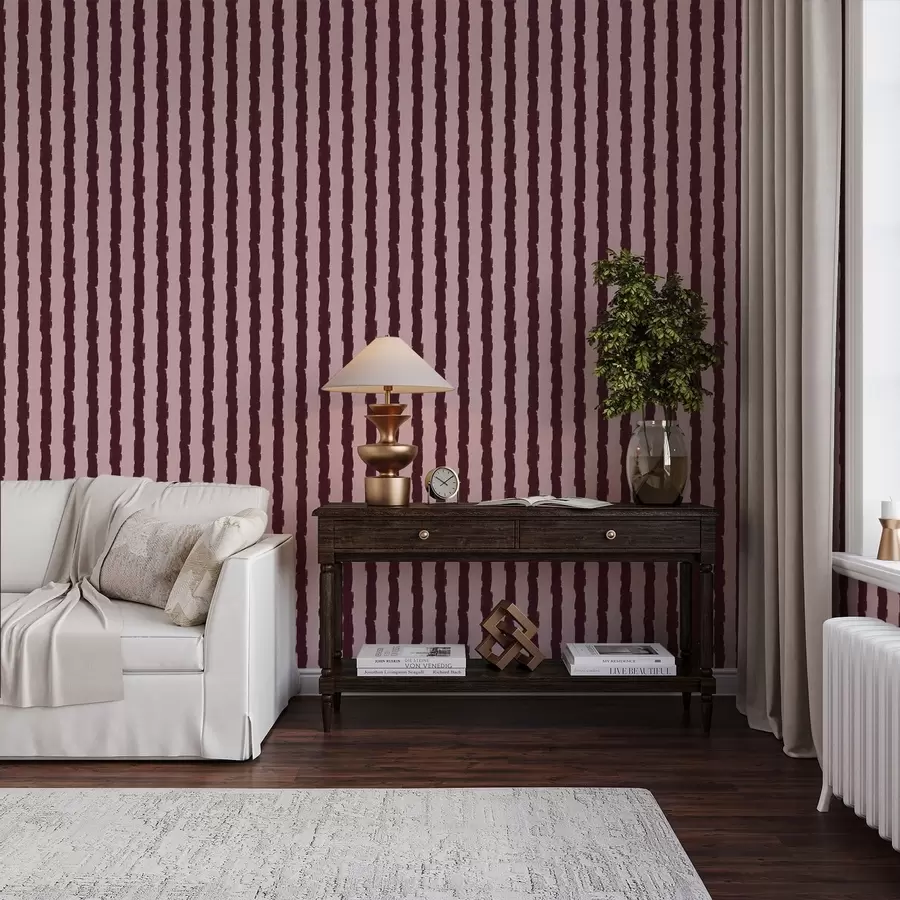 Papier peint Des traits de pinceau verticaux bordeaux sur fond rose a01191v2