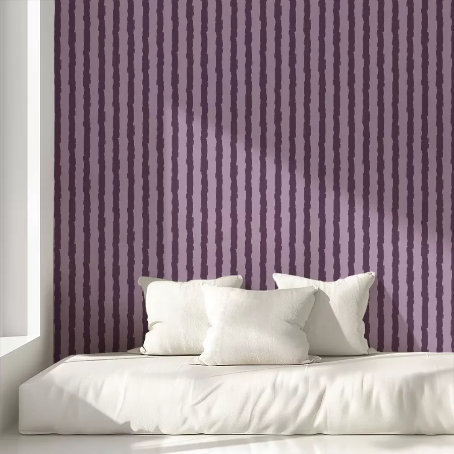 Papier peint Des traits de pinceau verticaux violets sur un fond lilas a01191v3