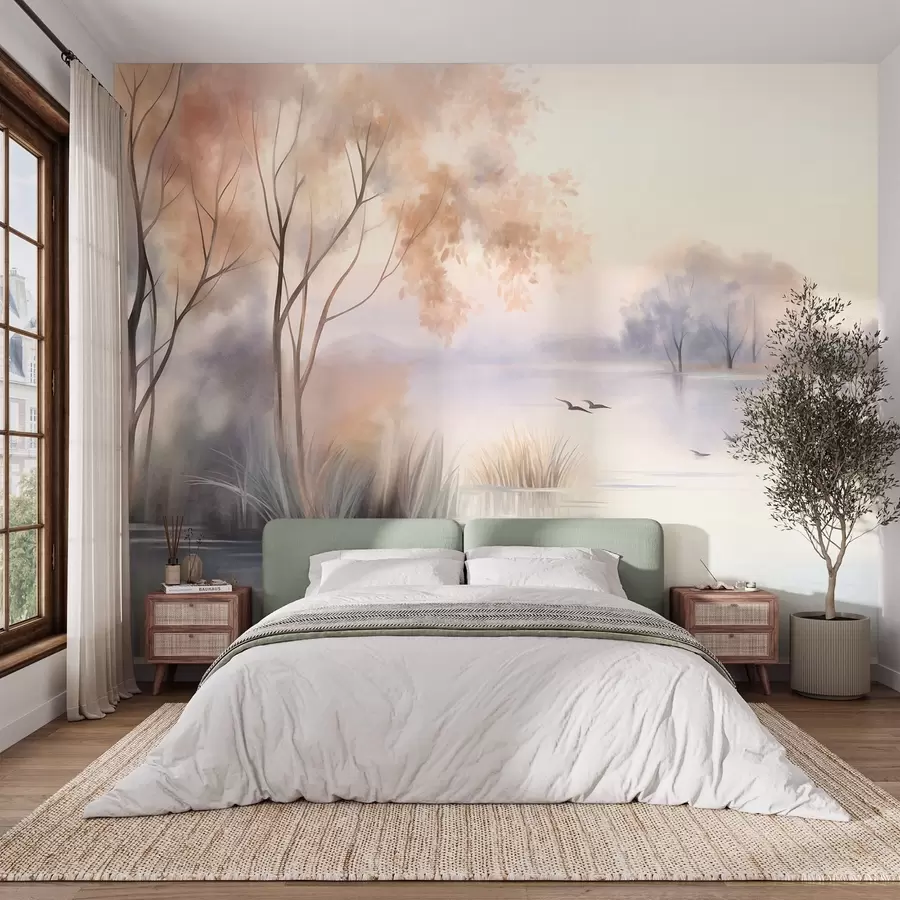 Papier peint Paysage : un lac brumeux parsemé d'arbres et de roseaux, avec des oiseaux en vol, dans un style aquarelle texturé w09866