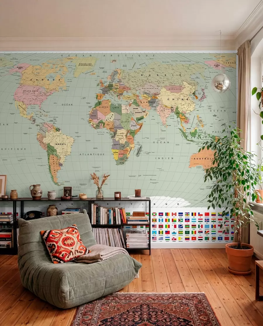 Papier peint Une carte politique du monde en couleurs avec des drapeaux, en français c00004frv1