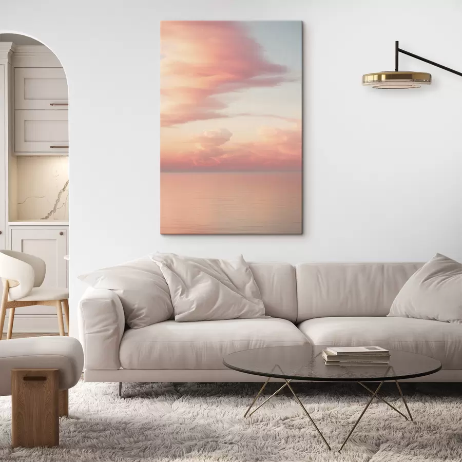 Tableau Un ciel aux teintes pastel, parsemé de nuages cotonneux, au-dessus d'un océan calme et miroitant au coucher du soleil s49177