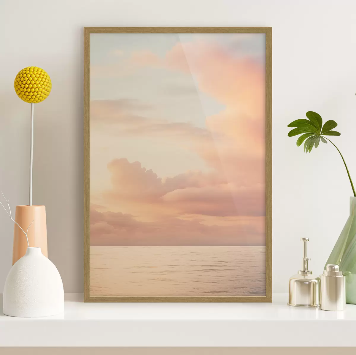 Poster Un ciel aux teintes pastel, parsemé de nuages cotonneux, au-dessus d'un océan calme et miroitant au coucher du soleil f49178