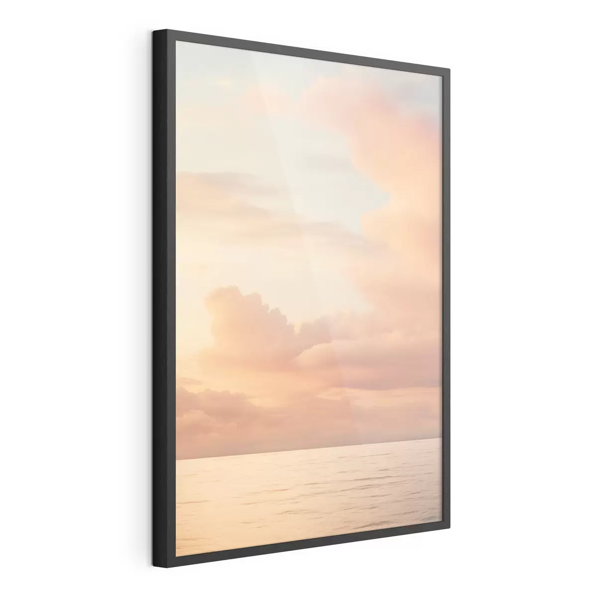 Poster Un ciel aux teintes pastel, parsemé de nuages cotonneux, au-dessus d'un océan calme et miroitant au coucher du soleil f49178