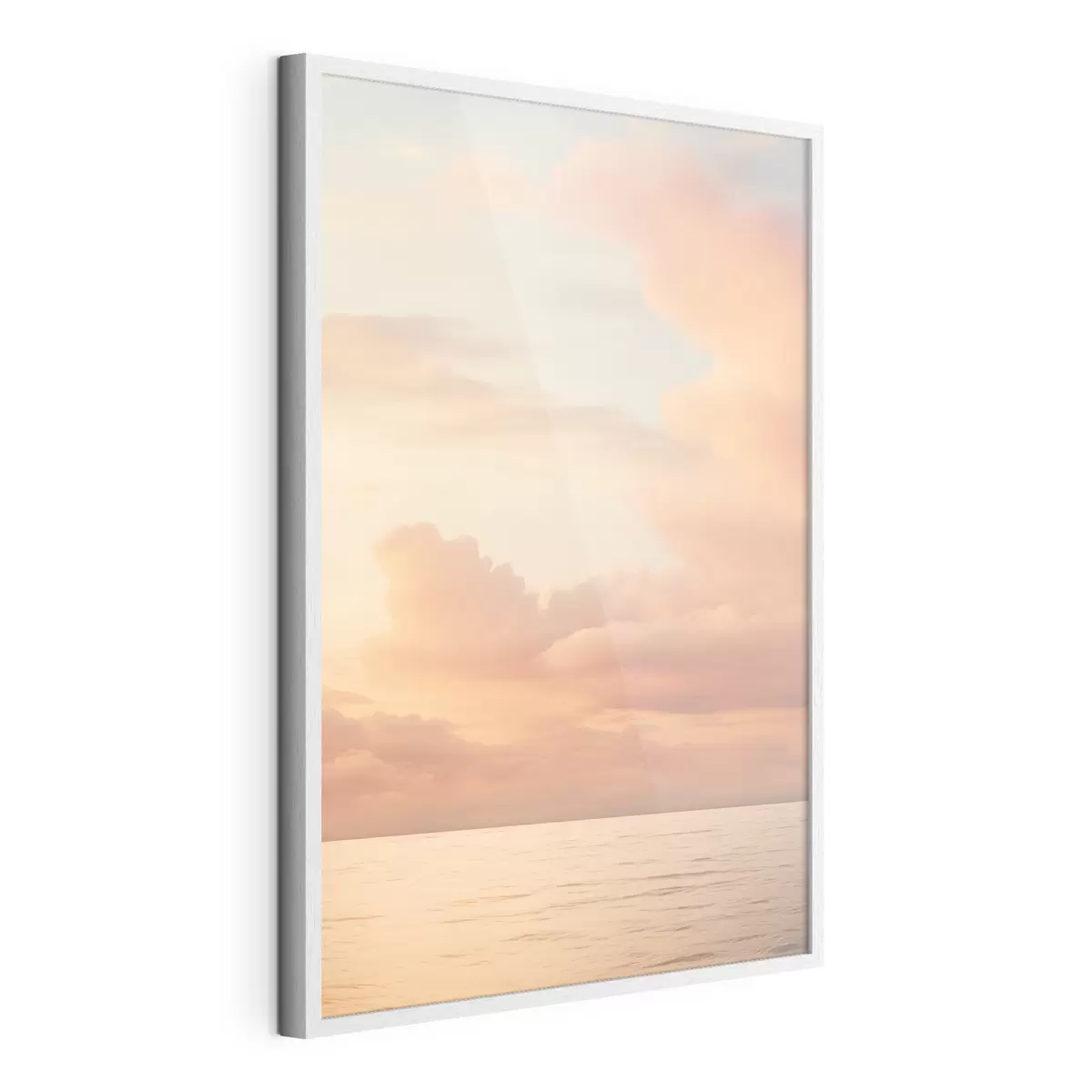 Poster Un ciel aux teintes pastel, parsemé de nuages cotonneux, au-dessus d'un océan calme et miroitant au coucher du soleil f49178