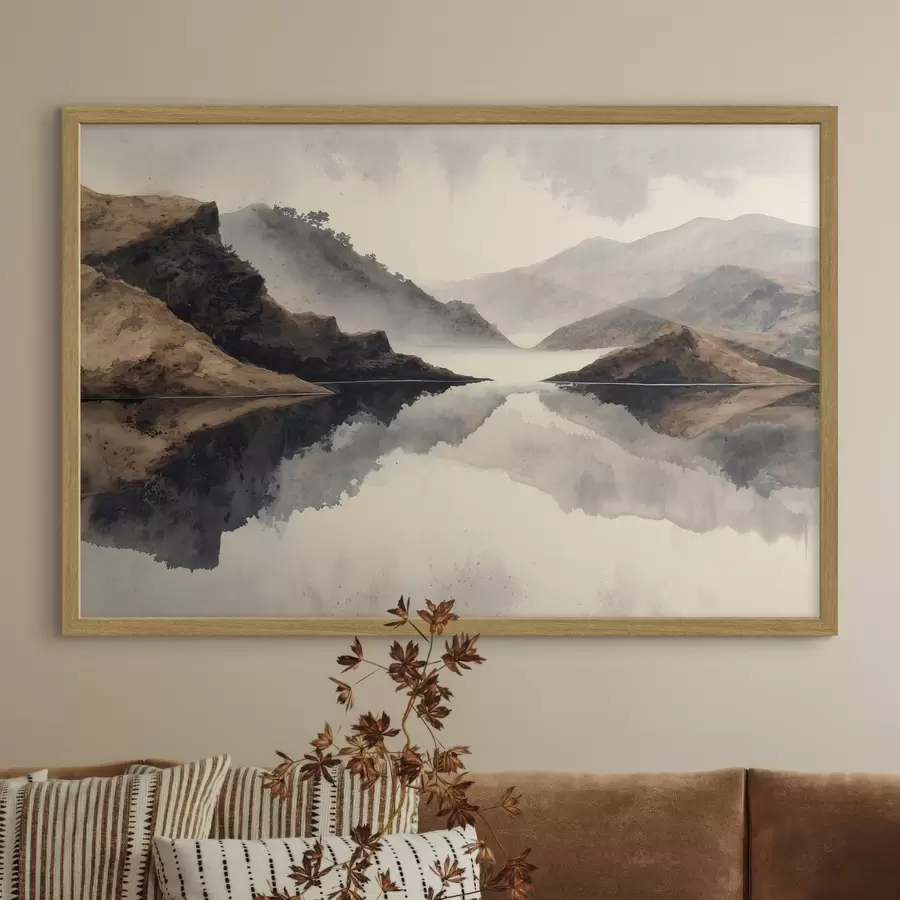 Papier peint Des montagnes brumeuses et un lac aux reflets miroitants f49186