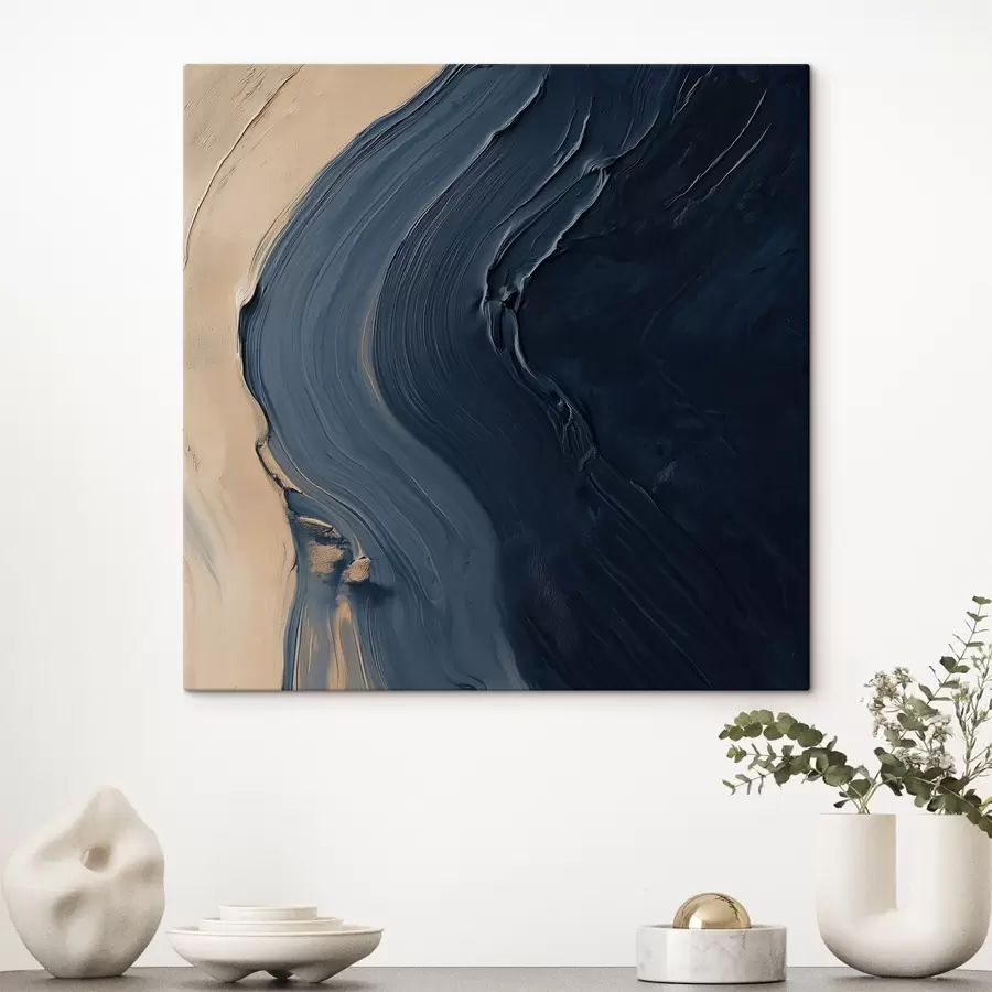 Tableau Vagues abstraites d'un bleu profond sur fond beige, avec des coups de pinceau expressifs dans un style de peinture à l'huile s48884