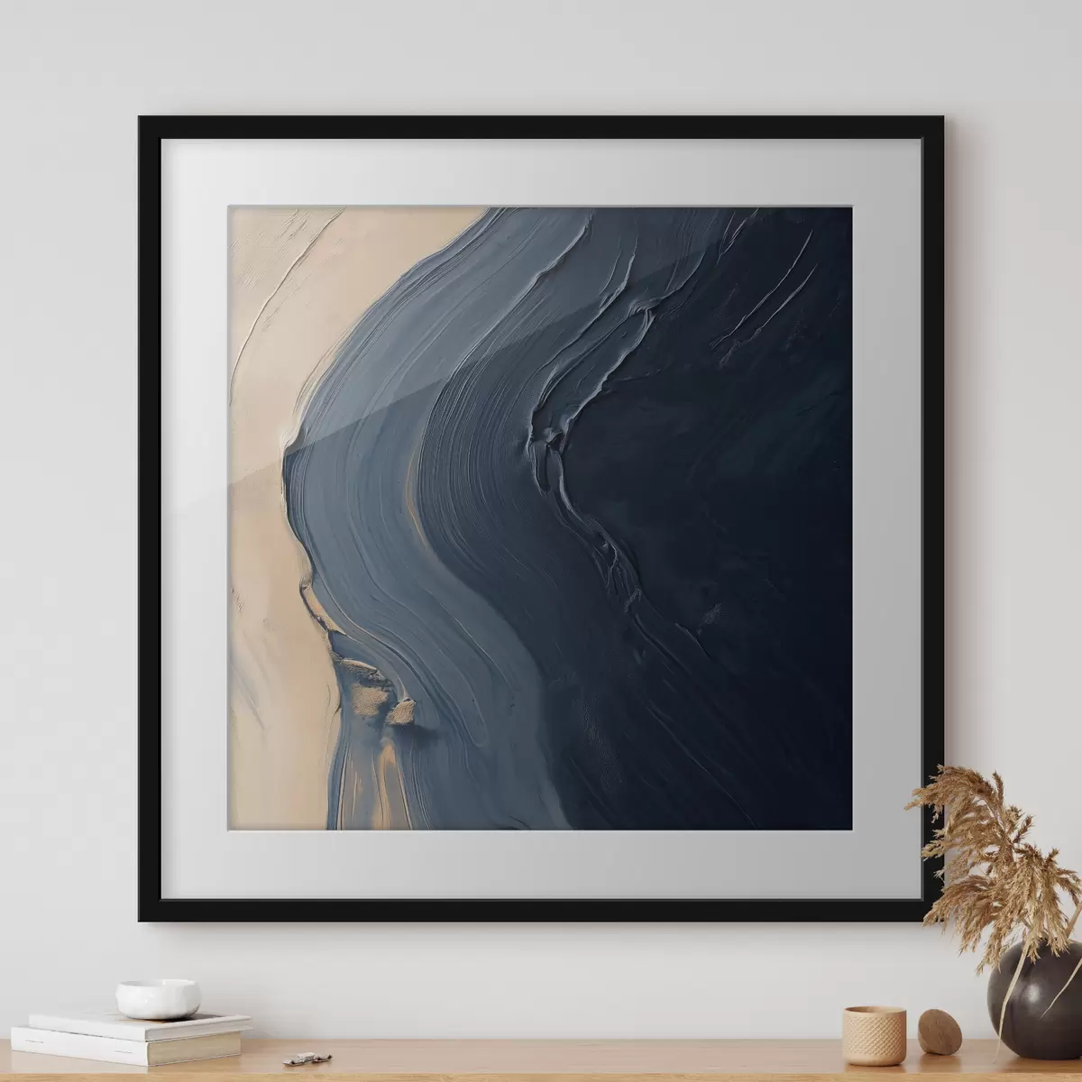 Poster Vagues abstraites d'un bleu profond sur fond beige, avec des coups de pinceau expressifs dans un style de peinture à l'huile f48884
