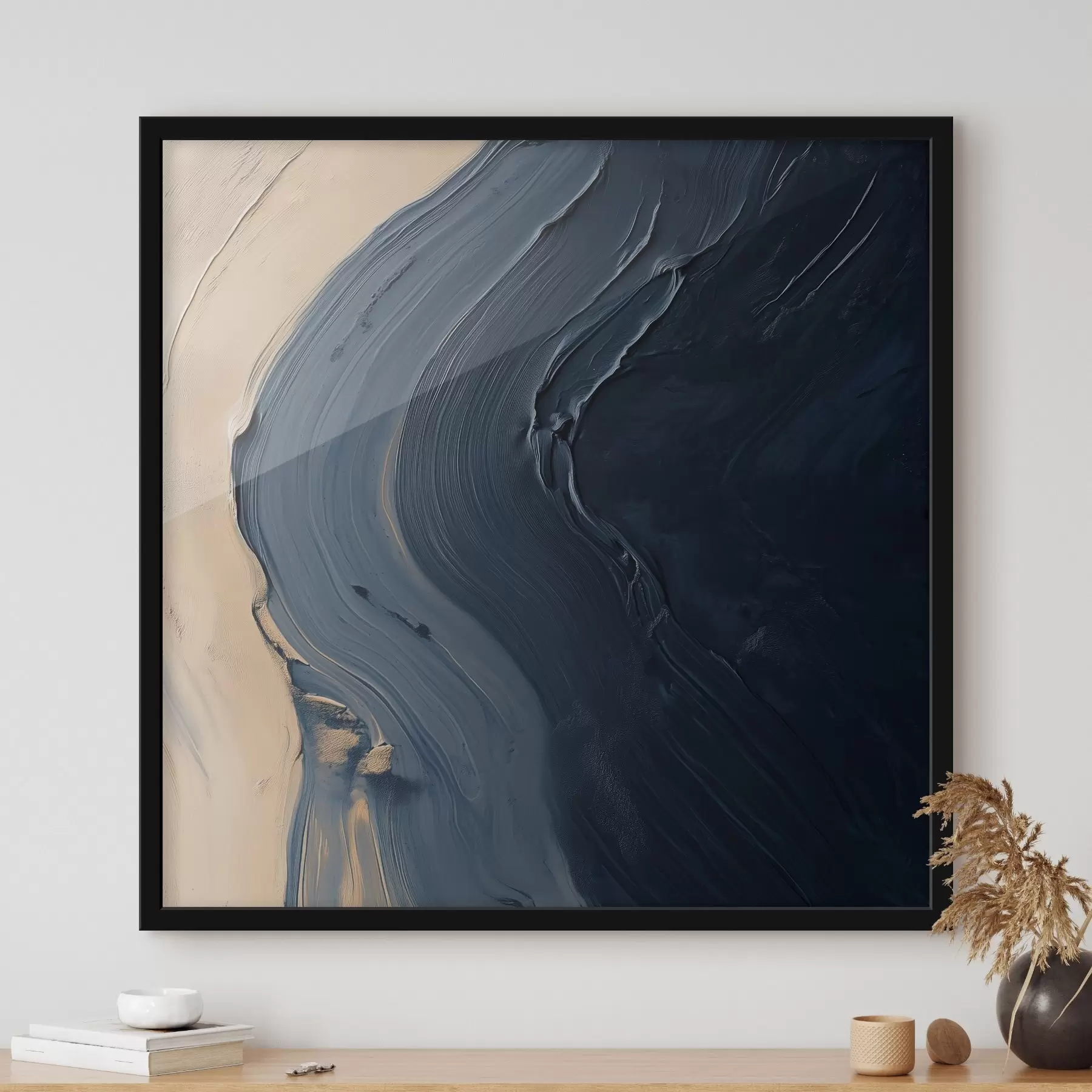 Papier peint Vagues abstraites d'un bleu profond sur fond beige, avec des coups de pinceau expressifs dans un style de peinture à l'huile f48884