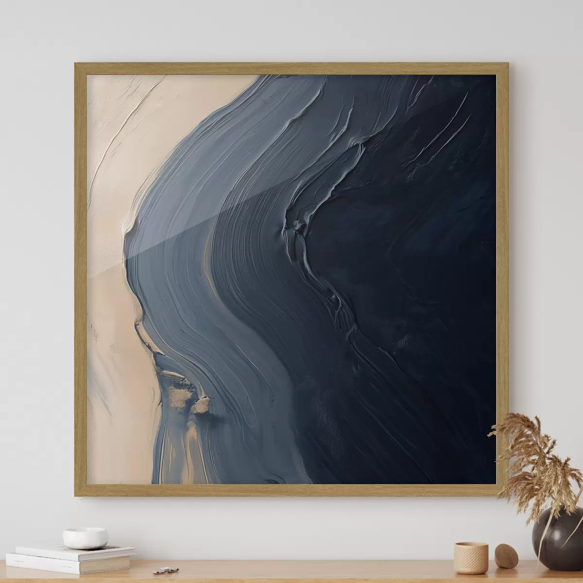 Poster Vagues abstraites d'un bleu profond sur fond beige, avec des coups de pinceau expressifs dans un style de peinture à l'huile f48884
