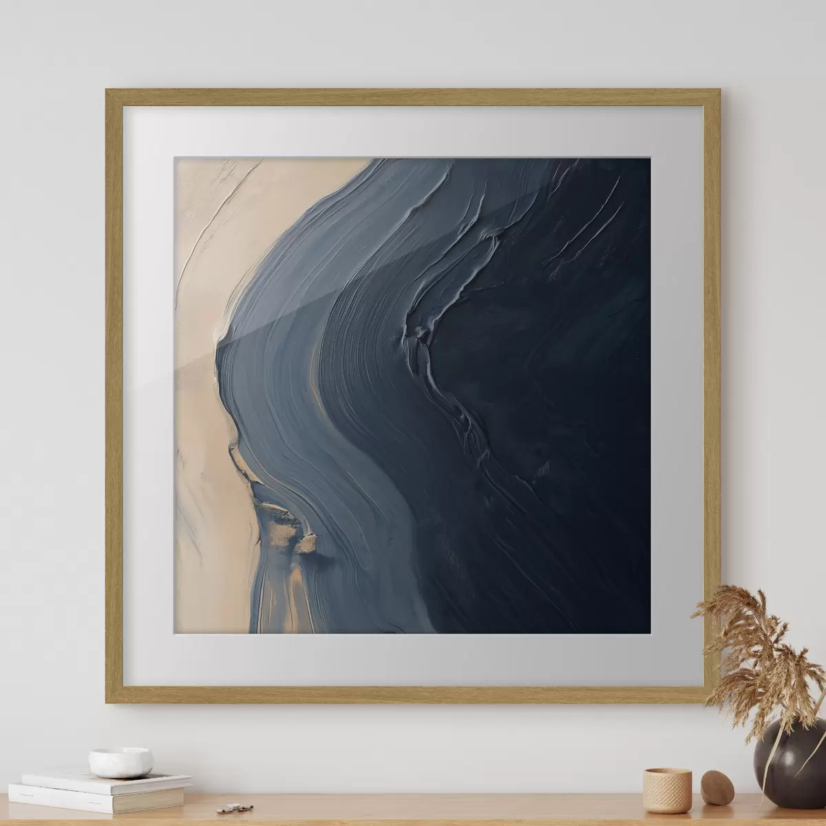 Poster Vagues abstraites d'un bleu profond sur fond beige, avec des coups de pinceau expressifs dans un style de peinture à l'huile f48884
