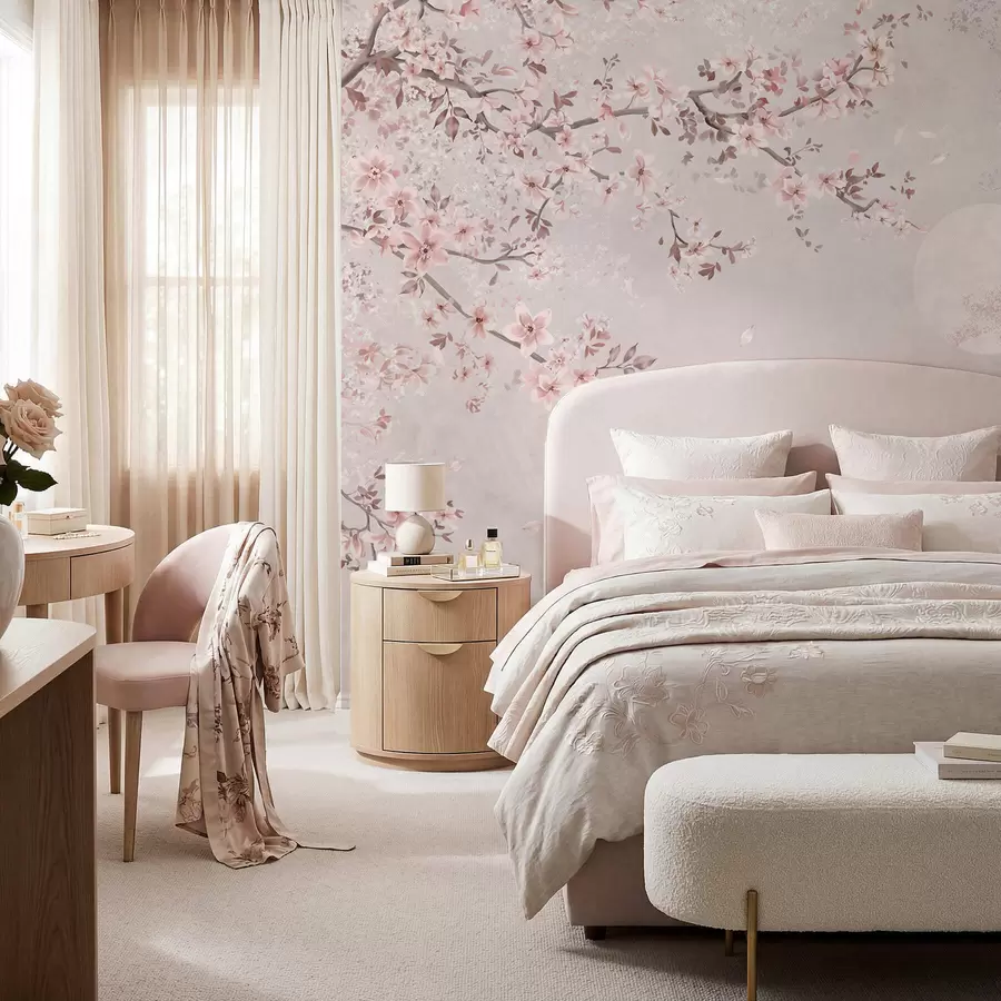 Papier peint Des fleurs roses sur une branche au-dessus d'un paysage de montagne paisible w05695v1