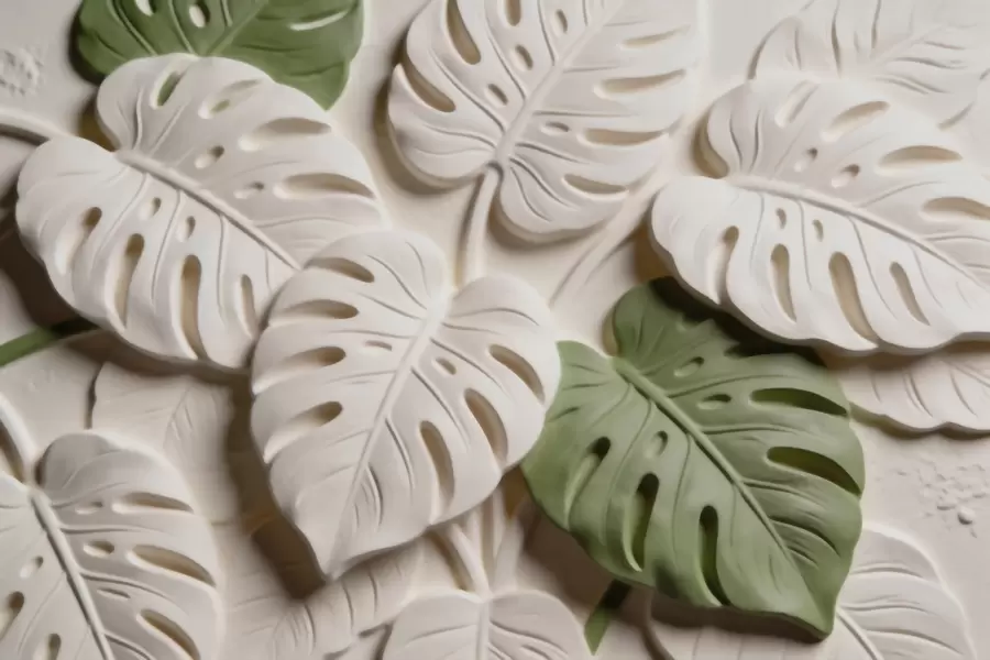 Papier peint Feuilles de monstera botaniques en relief, dans des tons crème et verts w09883