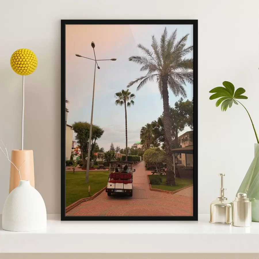 Papier peint Allée du complexe hôtelier bordée de palmiers et d'une voiturette électrique f49695