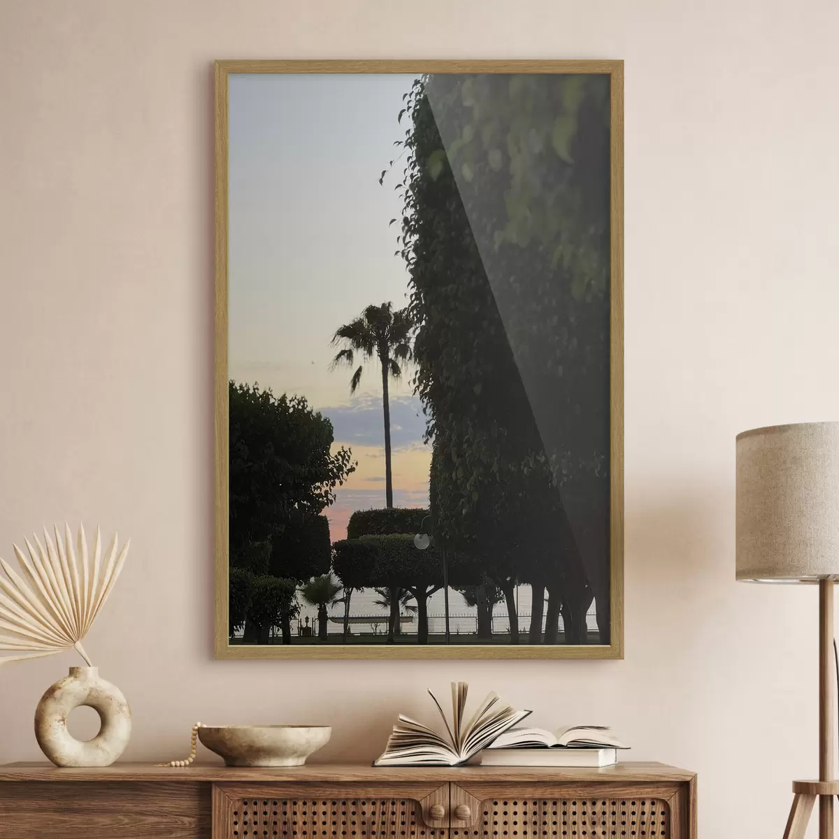 Poster Un palmier dans un parc paysager au coucher du soleil f49697
