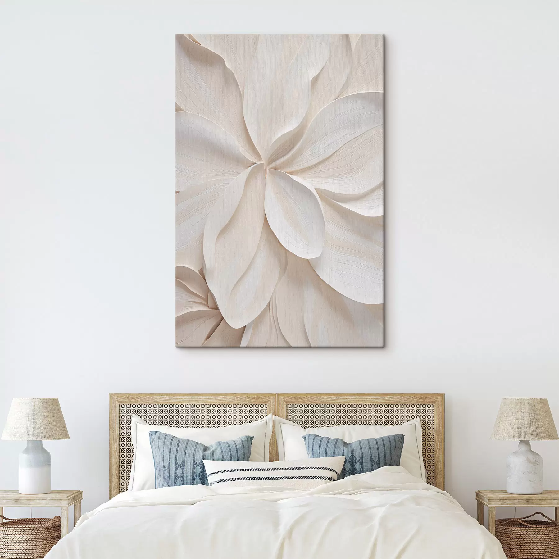 Tableau Fleur abstraite, de grande taille, d'un blanc crème, aux pétales délicats et superposés s49791