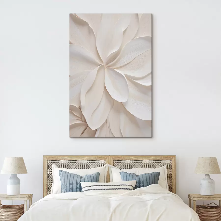 Tableau Fleur abstraite, de grande taille, d'un blanc crème, aux pétales délicats et superposés s49791