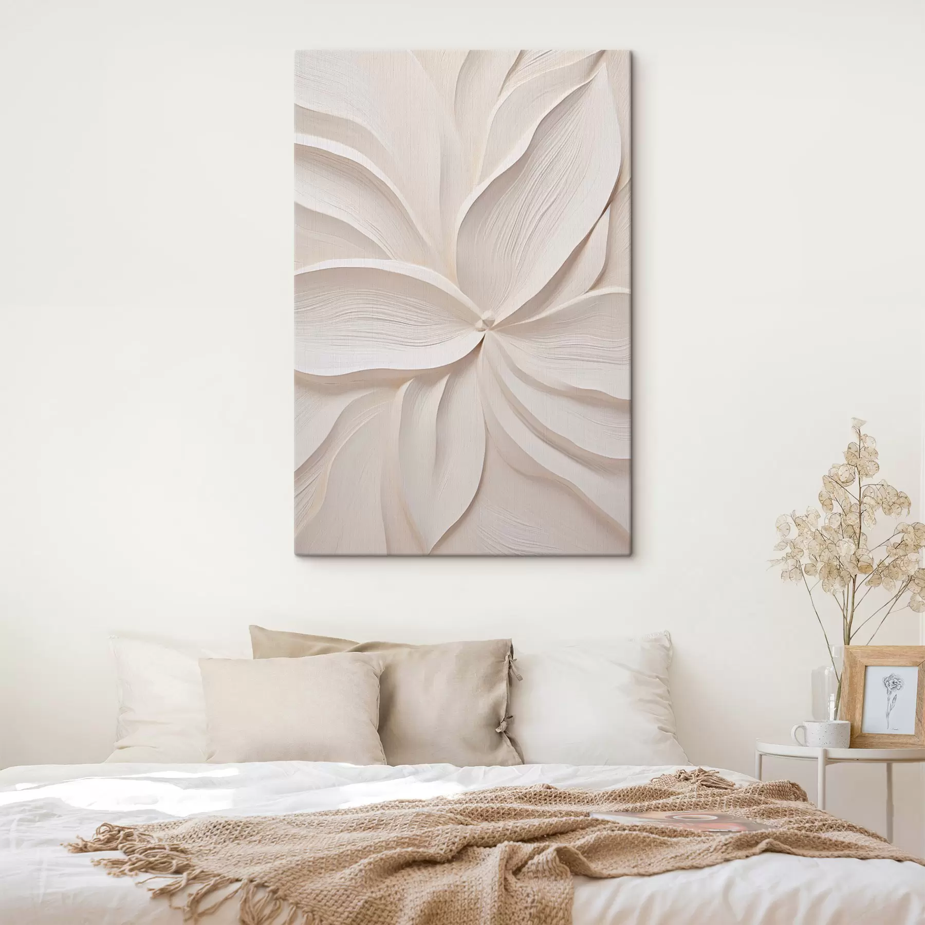 Tableau Fleur abstraite, de grande taille, d'un blanc crème, aux pétales délicats et superposés s49792