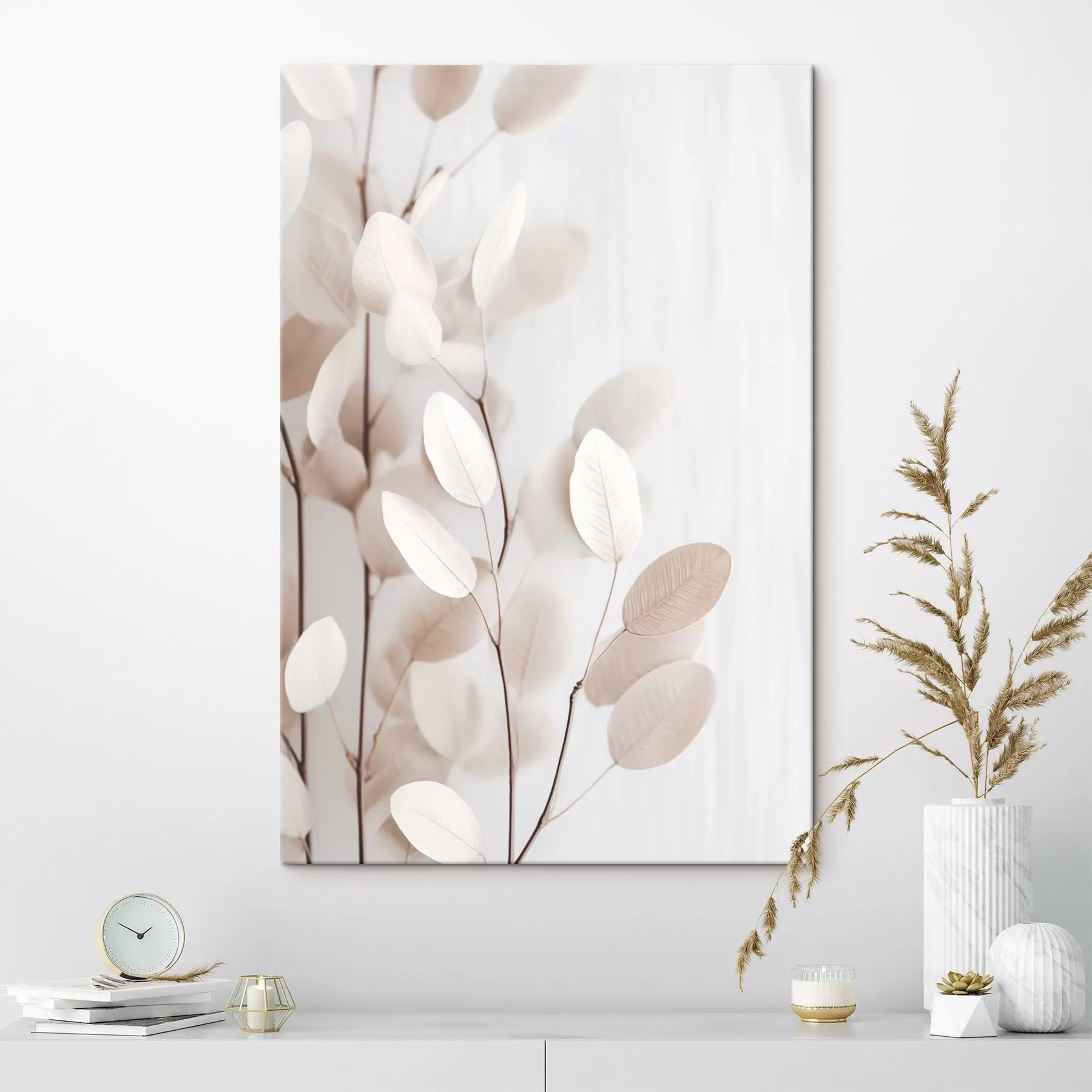 Tableau Des feuilles d'eucalyptus beige pâle sur un fond clair et texturé s49793
