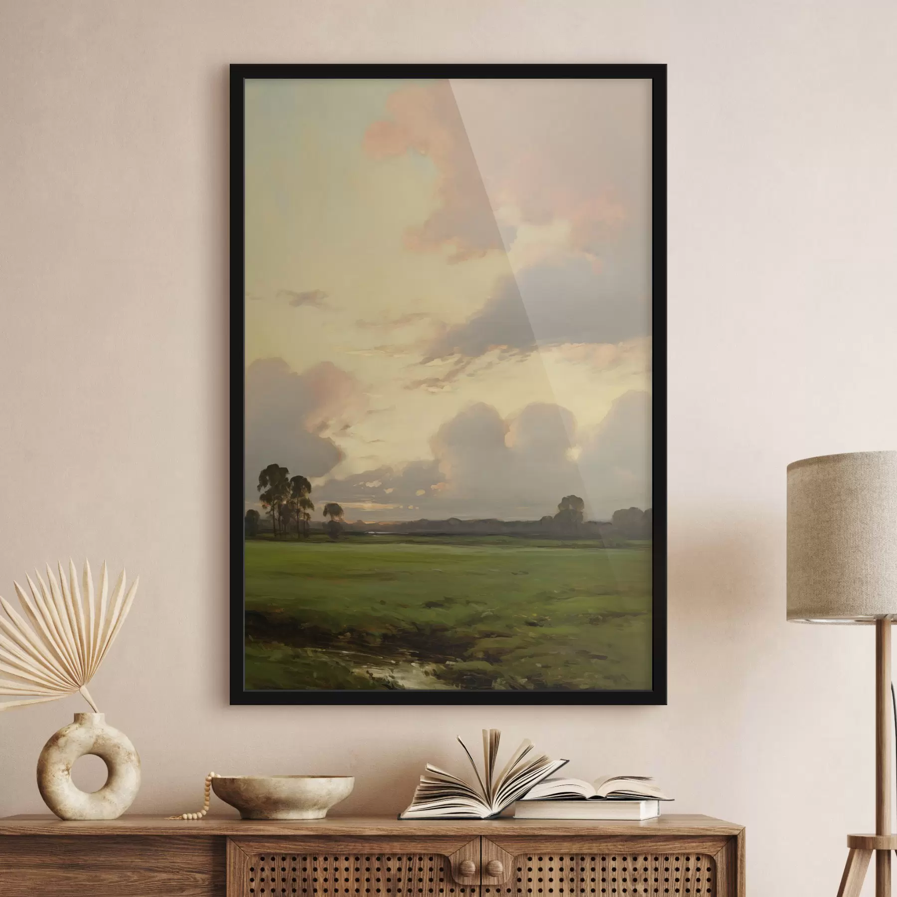 Papier peint Un paysage représentant un champ herbeux avec des arbres au loin, sous un ciel nuageux f49773