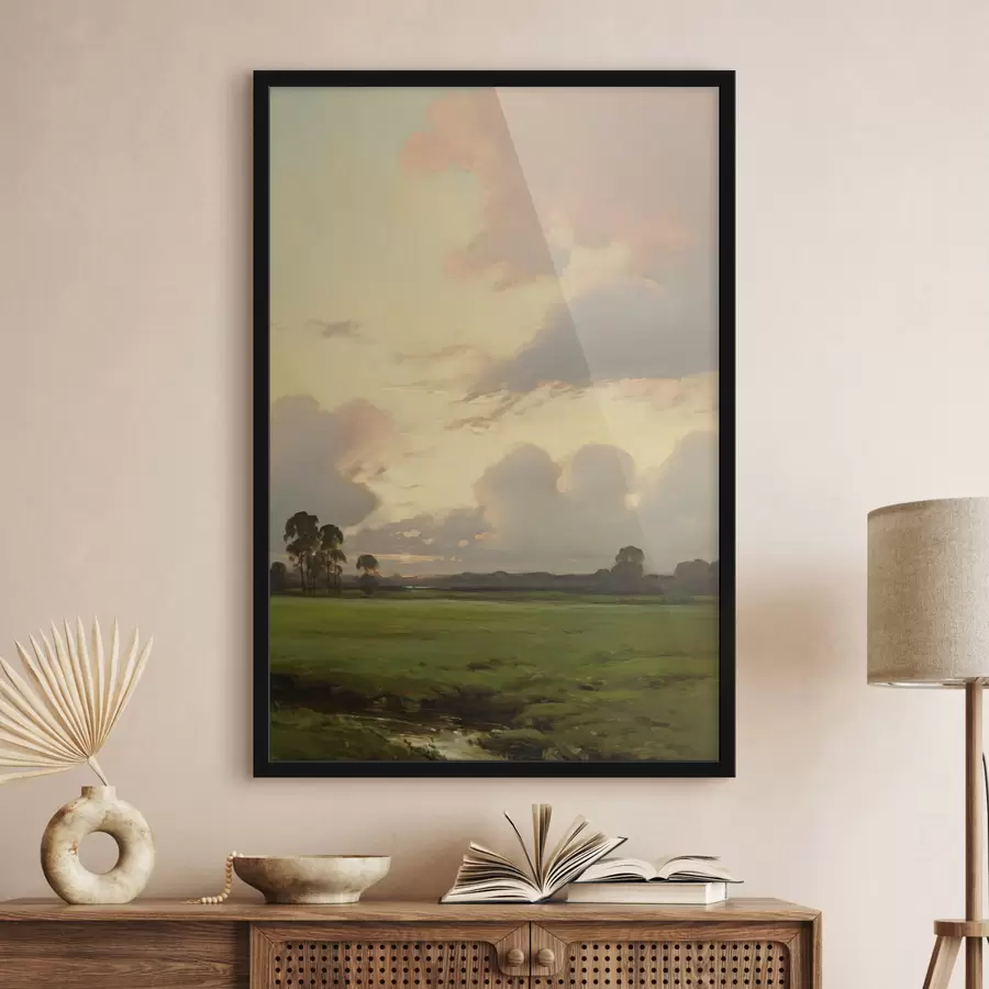 Papier peint Un paysage représentant un champ herbeux avec des arbres au loin, sous un ciel nuageux f49773