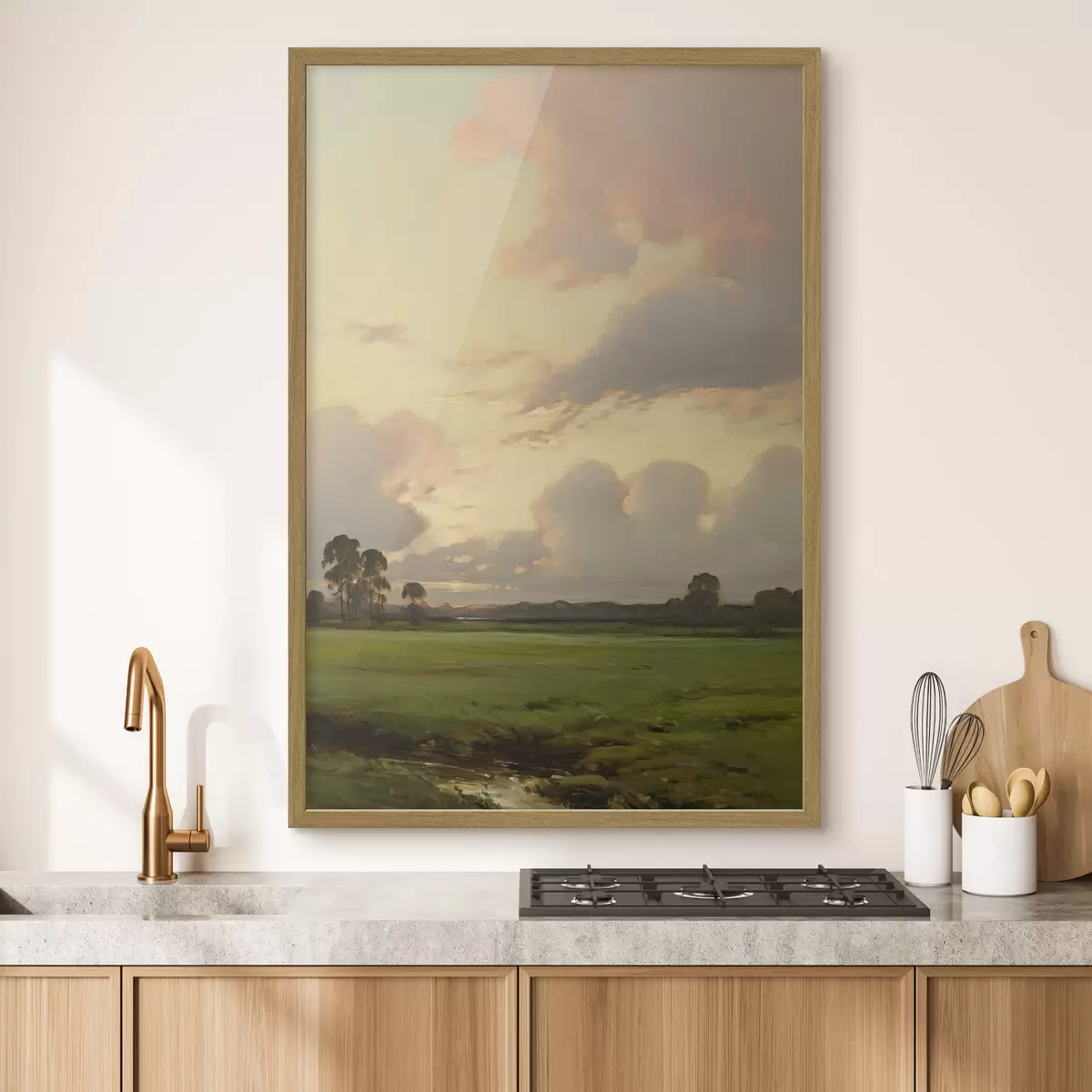 Poster Un paysage représentant un champ herbeux avec des arbres au loin, sous un ciel nuageux f49773