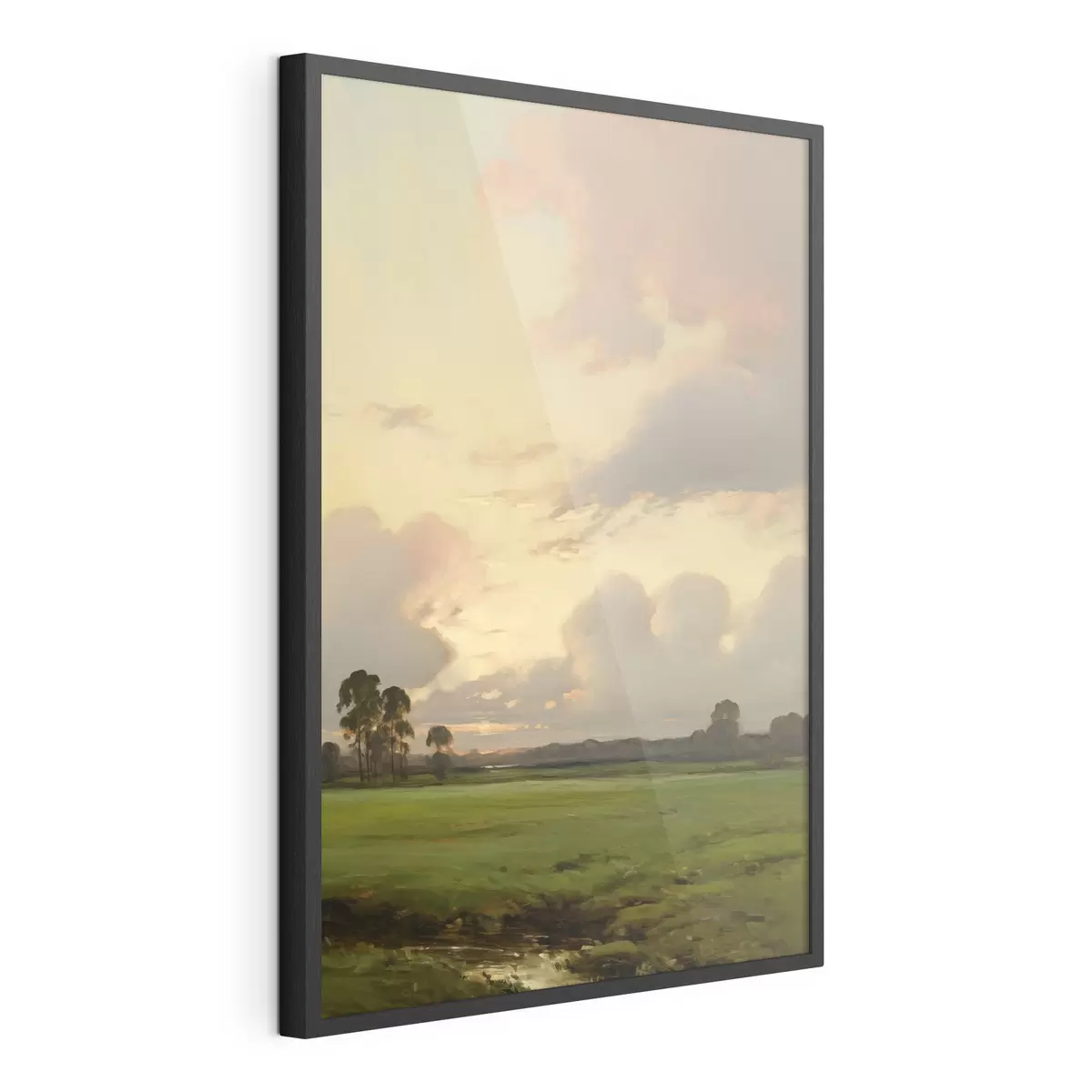Poster Un paysage représentant un champ herbeux avec des arbres au loin, sous un ciel nuageux f49773