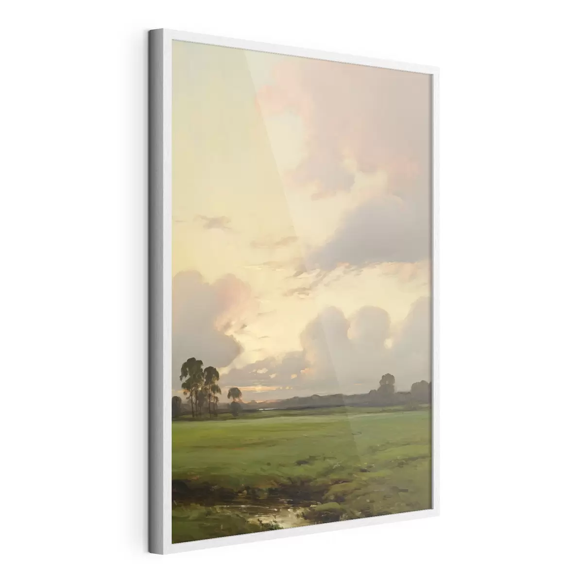 Poster Un paysage représentant un champ herbeux avec des arbres au loin, sous un ciel nuageux f49773