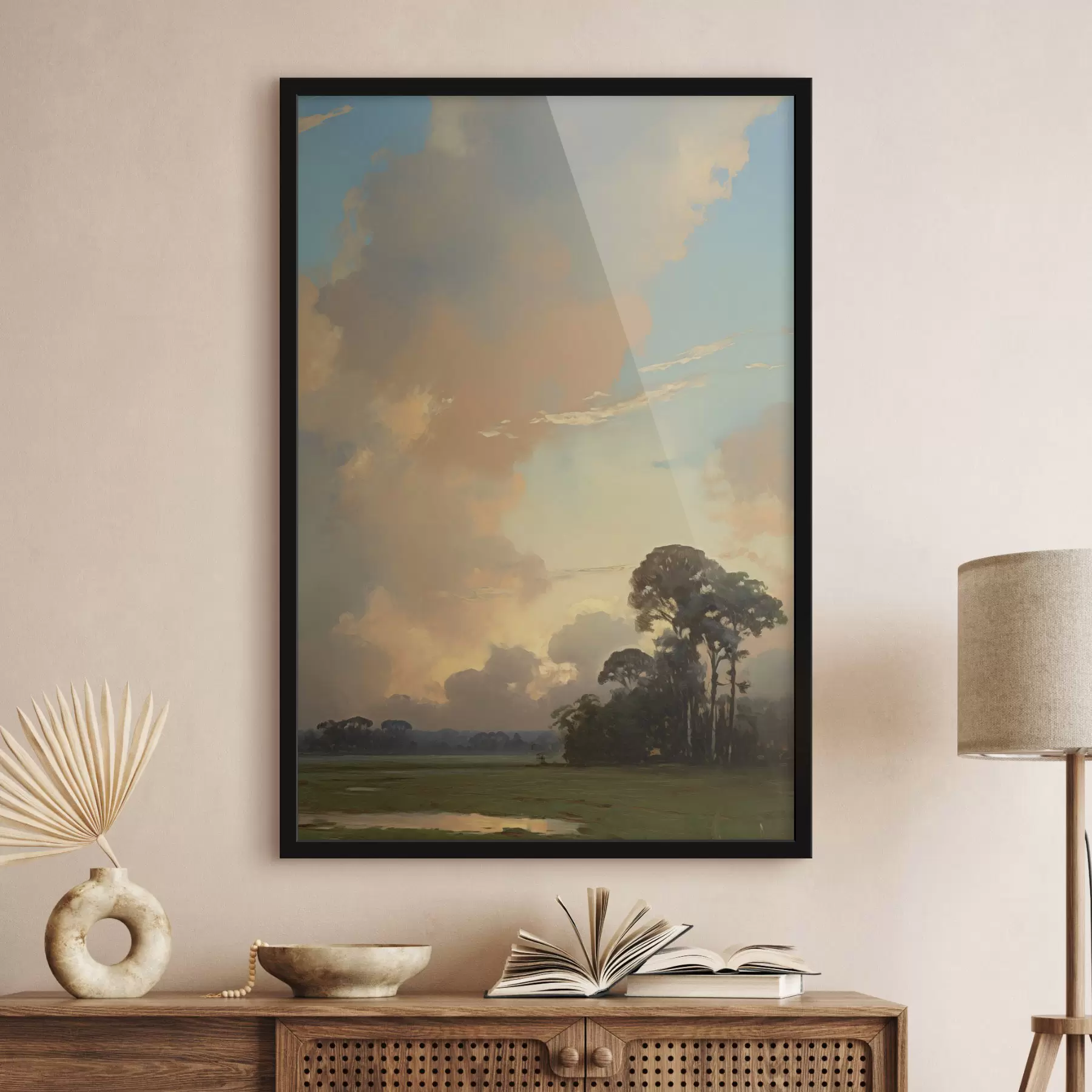 Papier peint Un paysage représentant un champ herbeux avec des arbres au loin, sous un ciel nuageux f49774