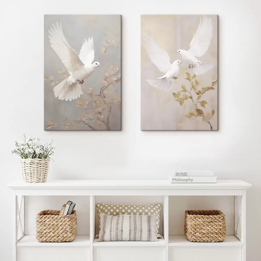 Tableau Des oiseaux blancs près d'une branche aux feuilles brun clair, sur un fond aux tons discrets m30677