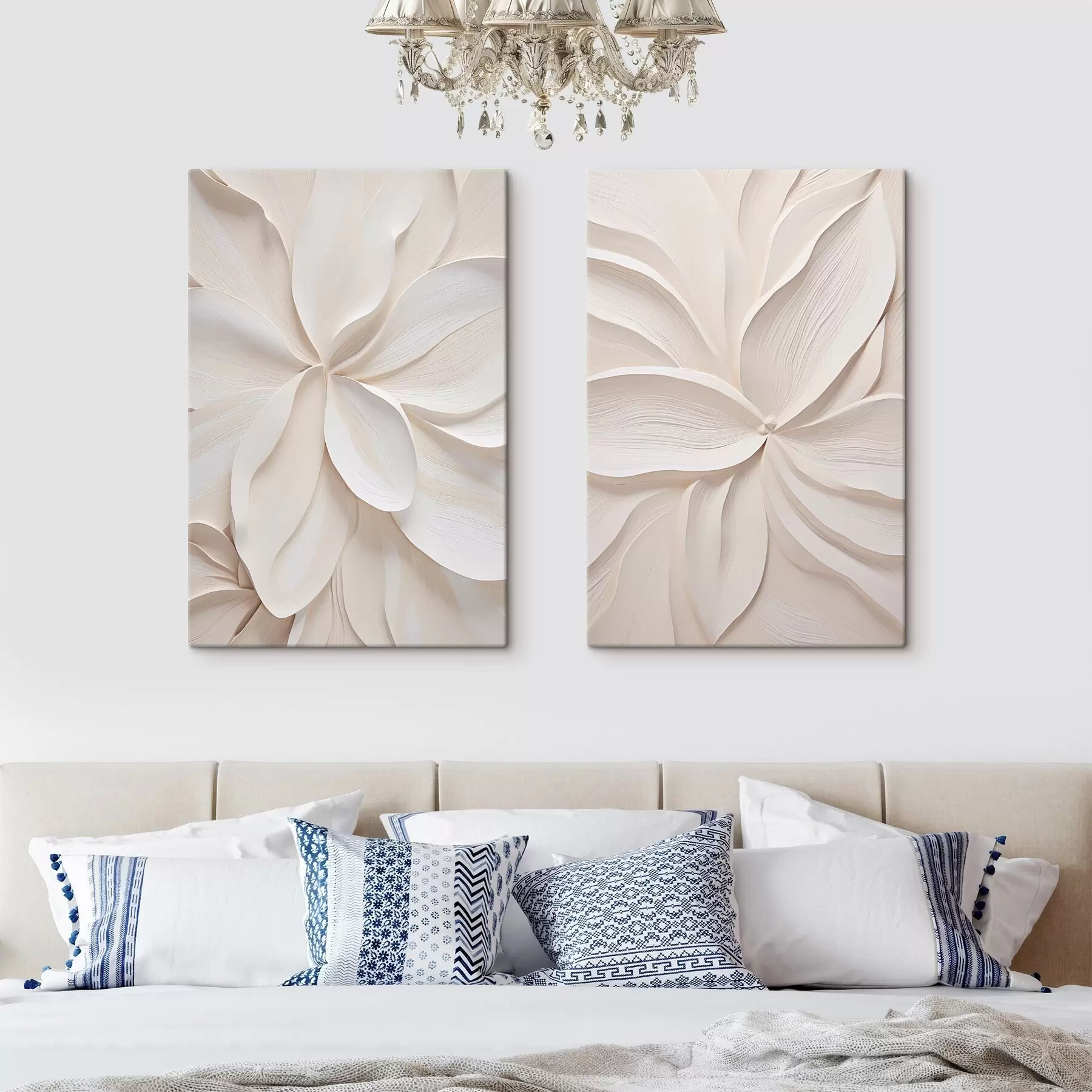Tableau Fleur abstraite, de grande taille, d'un blanc crème, aux pétales délicats et superposés m30691