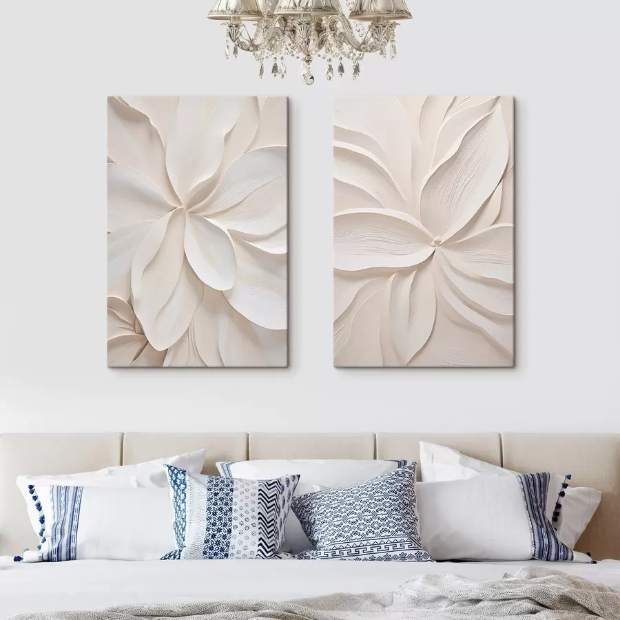 Papier peint Fleur abstraite, de grande taille, d'un blanc crème, aux pétales délicats et superposés m30691