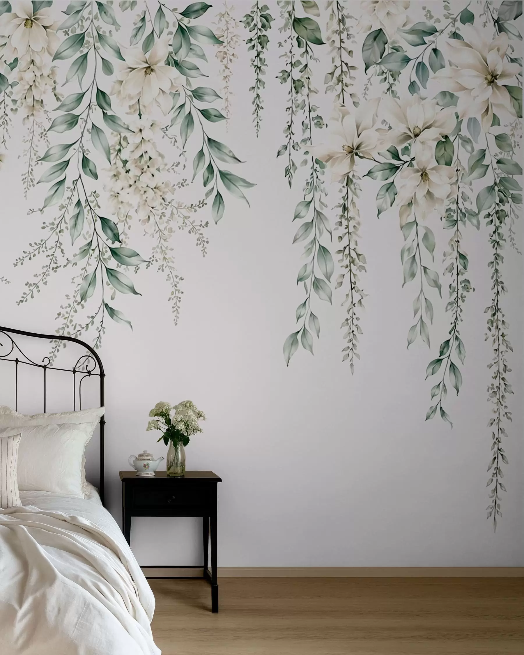 Papier peint Des fleurs en cascade et un feuillage vert sur un fond clair w05736