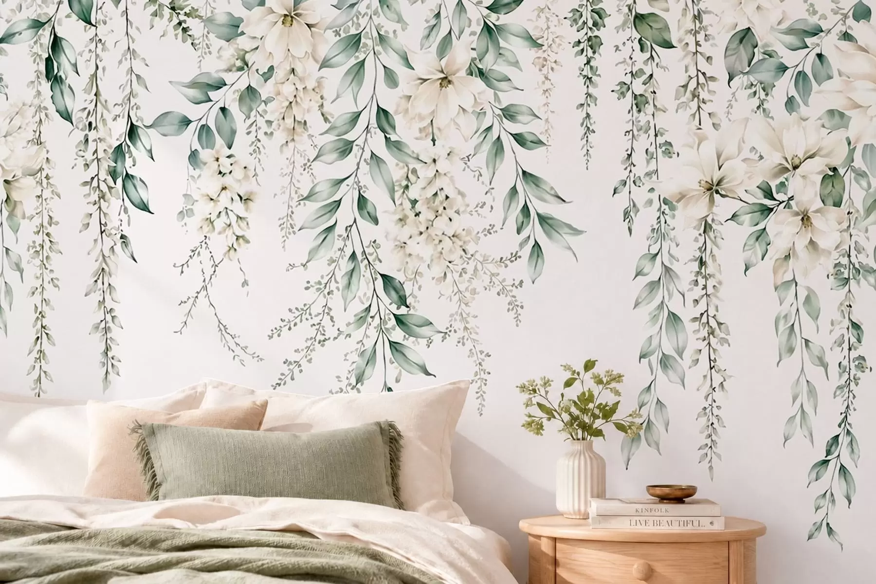 Papier peint Des fleurs en cascade et un feuillage vert sur un fond clair w05736