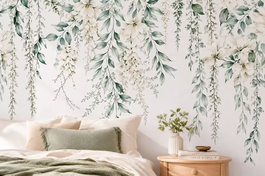 Papier peint Des fleurs en cascade et un feuillage vert sur un fond clair w05736