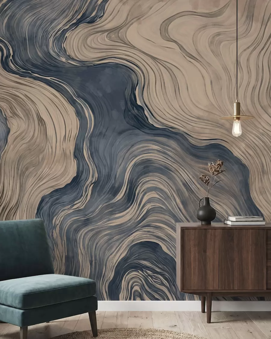 Papier peint Un motif abstrait présentant un dessin linéaire imitant le grain du bois, dans des nuances de bleu w05729v1