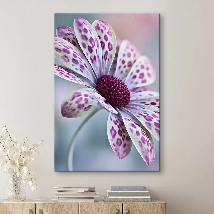 Tableau Fleur ressemblant à une marguerite, parsemée de taches léopard d'un magenta éclatant s49866