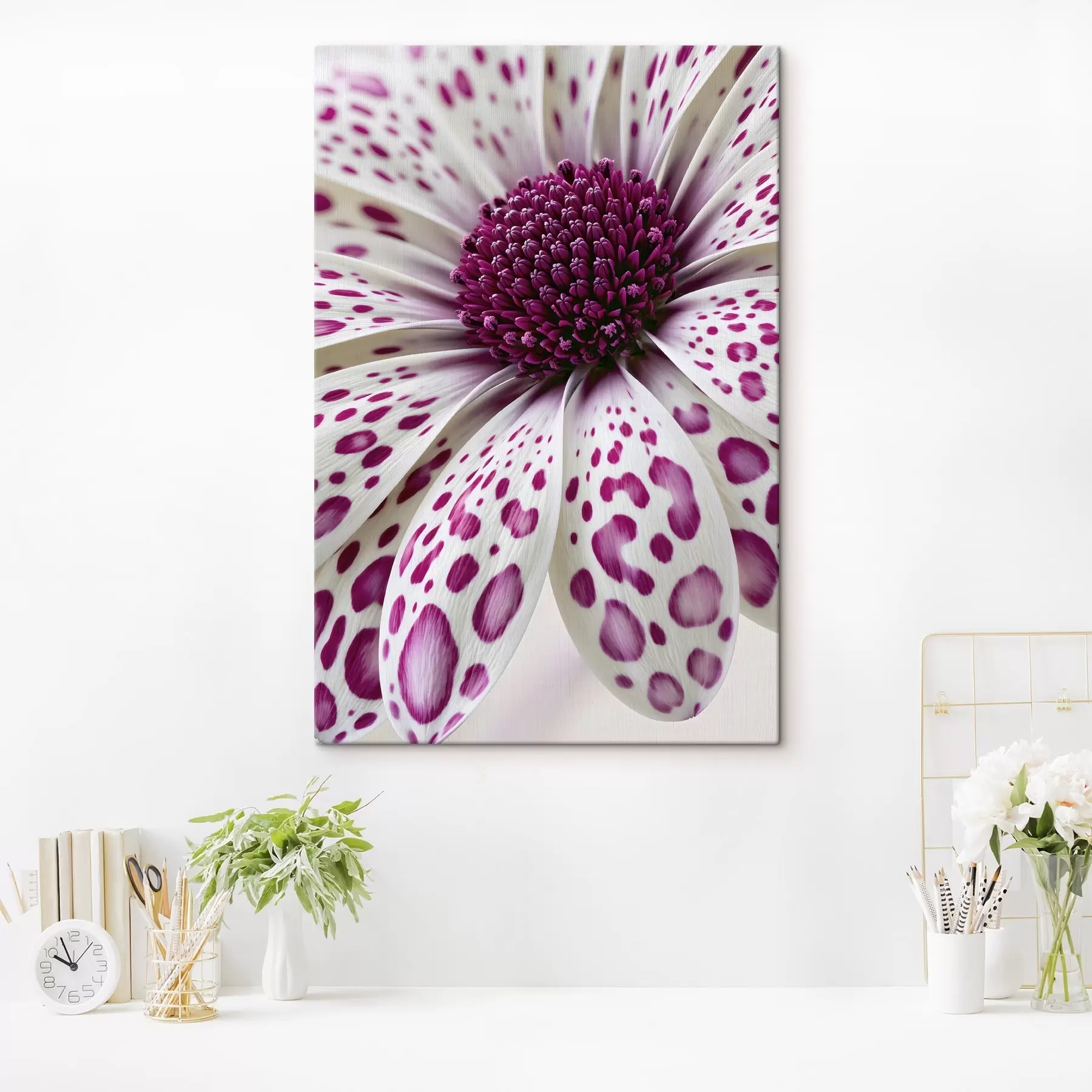 Tableau Gros plan sur une fleur ressemblant à une marguerite, parsemée de taches léopard d'un magenta éclatant s49867
