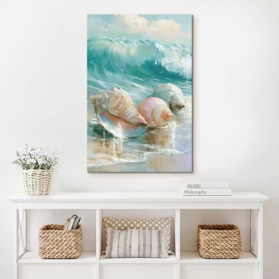 Tableau Une nature morte côtière paisible : trois coquillages délicats posés sur du sable lisse et humide au bord de l'océan, dans un style inspiré de la peinture à l'huile s49884