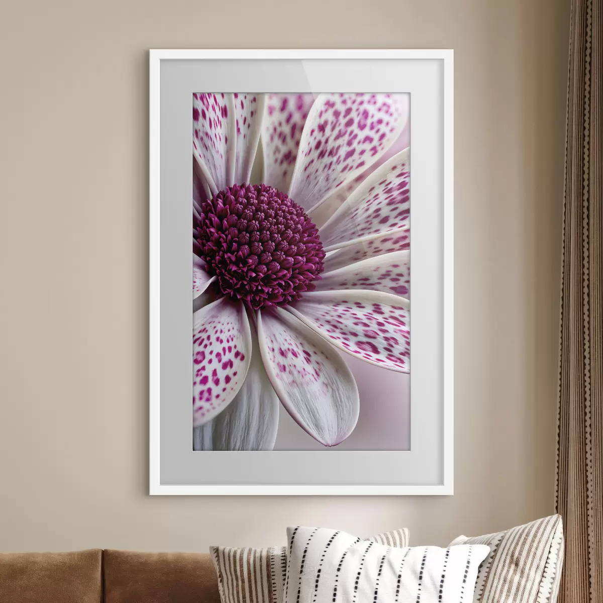 Poster Gros plan sur une fleur ressemblant à une marguerite, parsemée de taches léopard d'un magenta éclatant f49865