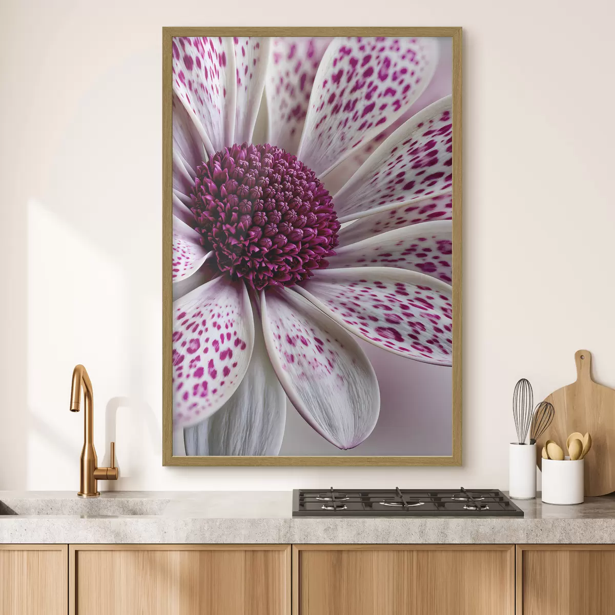 Poster Gros plan sur une fleur ressemblant à une marguerite, parsemée de taches léopard d'un magenta éclatant f49865