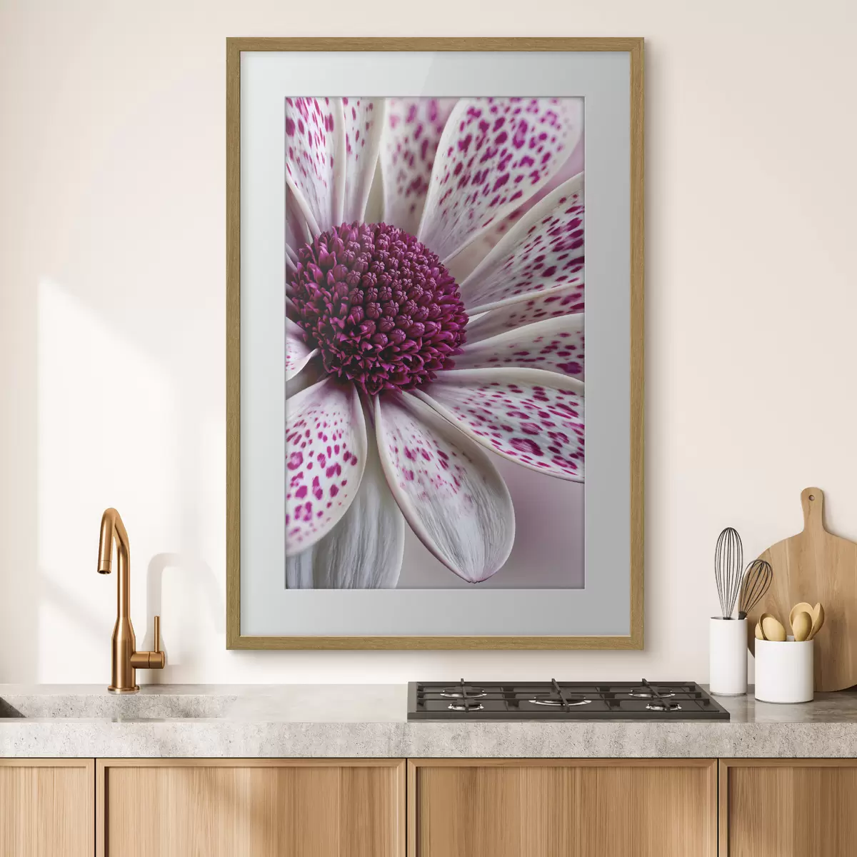 Poster Gros plan sur une fleur ressemblant à une marguerite, parsemée de taches léopard d'un magenta éclatant f49865