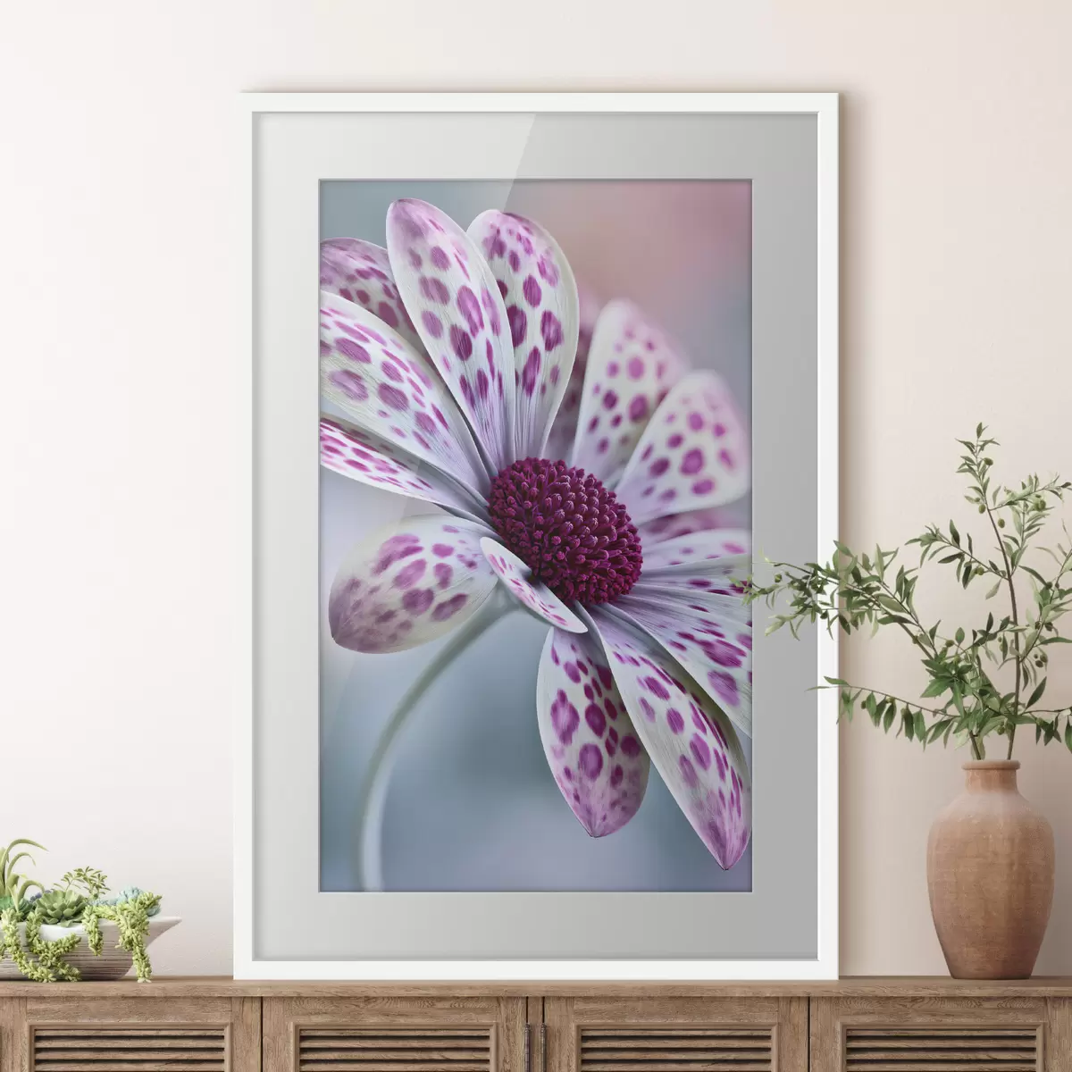 Poster Fleur ressemblant à une marguerite, parsemée de taches léopard d'un magenta éclatant f49866